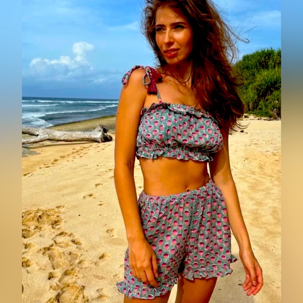 The Fox and the Mermaid Lotus Isla Crop Top and Ruffle Shorts size L
Lk SPELL